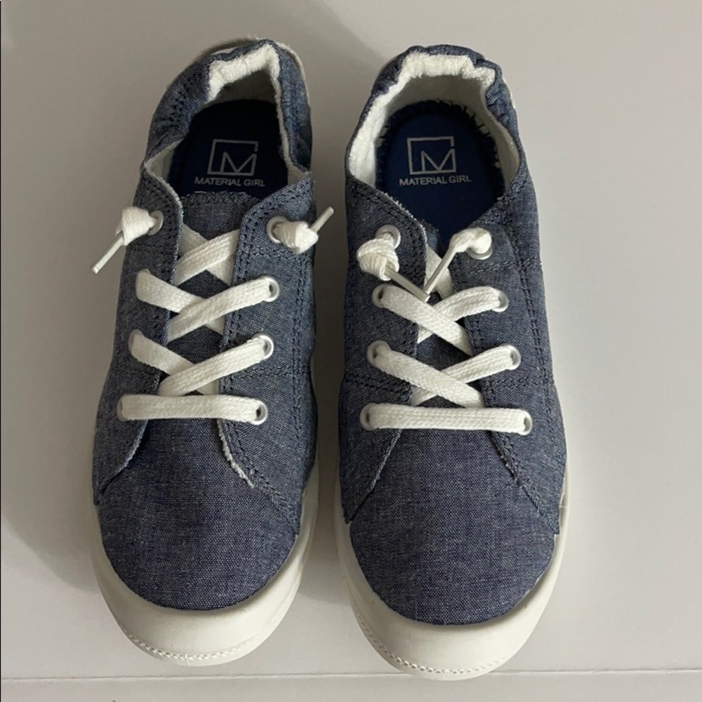 Material Girl Size 7 Denim Wash Gym Shoes - Picture 3 of 8